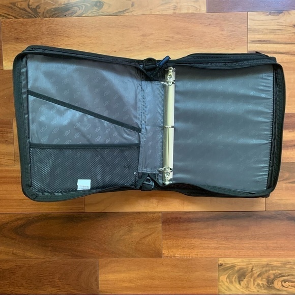 Case-it Z Shape Zipper Binder, 1.5 Inch D-Ring w Multiple Pockets - Picture 2 of 12